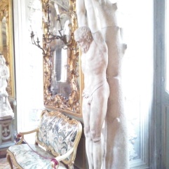Eén van de vele marmeren beelden in de Galleria degli Specchi.