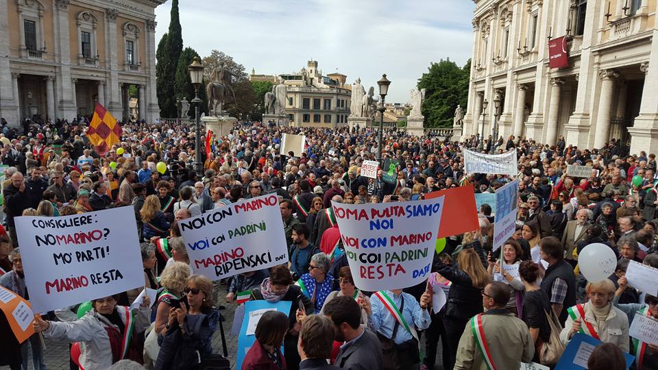 25 oktober 2015: manifestatie van duizenden voorstanders van Marino pleiten voor zijn terugkeer.