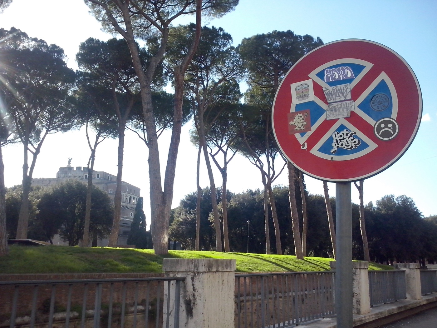 Verkeersborden lezen is vaak lastig in Rome...